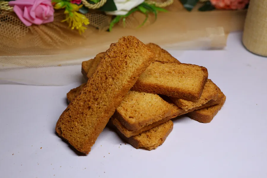 Elaichi Rusk